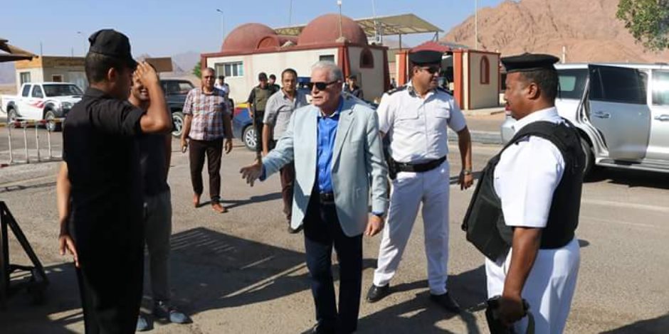 محافظ جنوب سيناء يتفقد الكمائن الأمنية بشرم الشيخ (صور)
