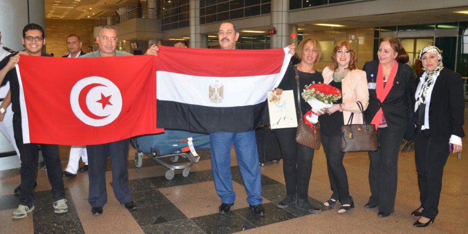 لطفي بوشناق يرفع علمي مصر وتونس لحظة وصوله مطار القاهرة (صور)