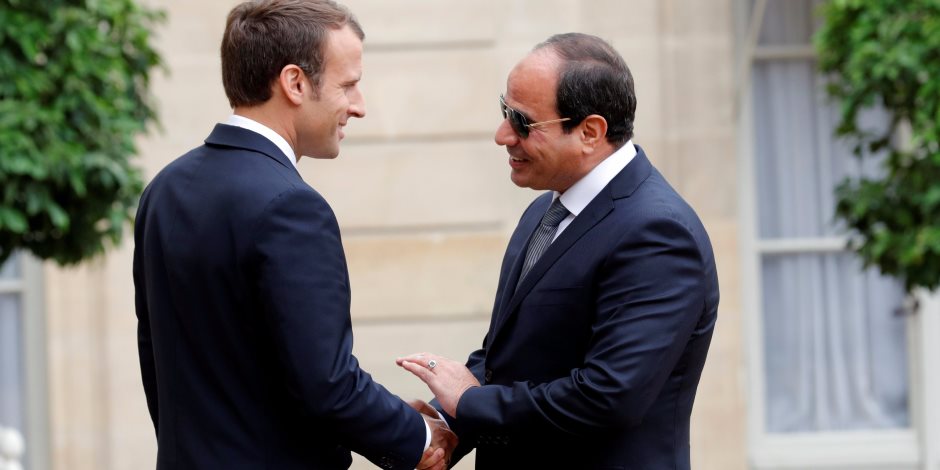 الرئيس الفرنسي يستقبل السيسي على أبواب قصر الإليزيه (صور)