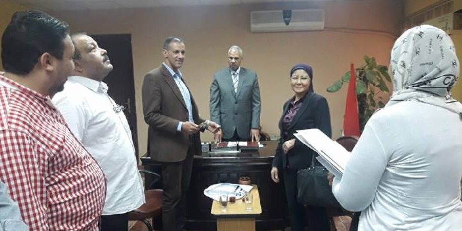 رئيس حي مصر القديمة يلتقي أعضاء حملة "عشان تبنيها"