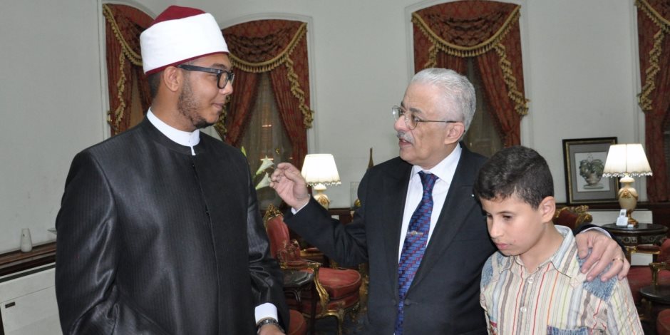 وزير التربية والتعليم يكرم الطالبين الفائزين في مسابقة التحدي العربي بدبي 