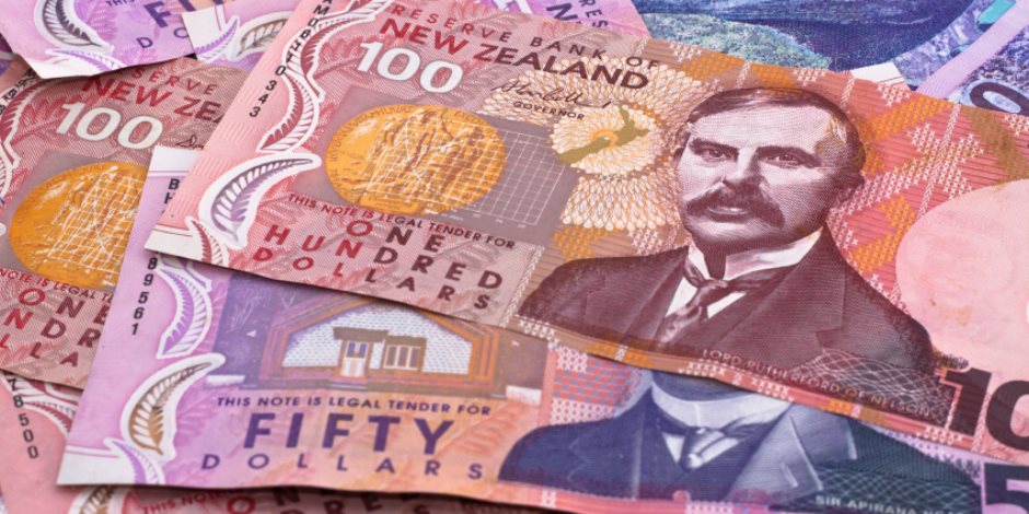 دولار نيوزيلندا يهبط لأدنى مستوى في 5 أشهر بعد طرح الحكومة سياساتها