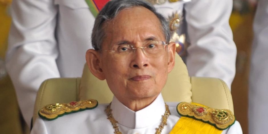 بعد عام من وفاته.. رماد جثمان ملك تايلاند الراحل يعود للقصر