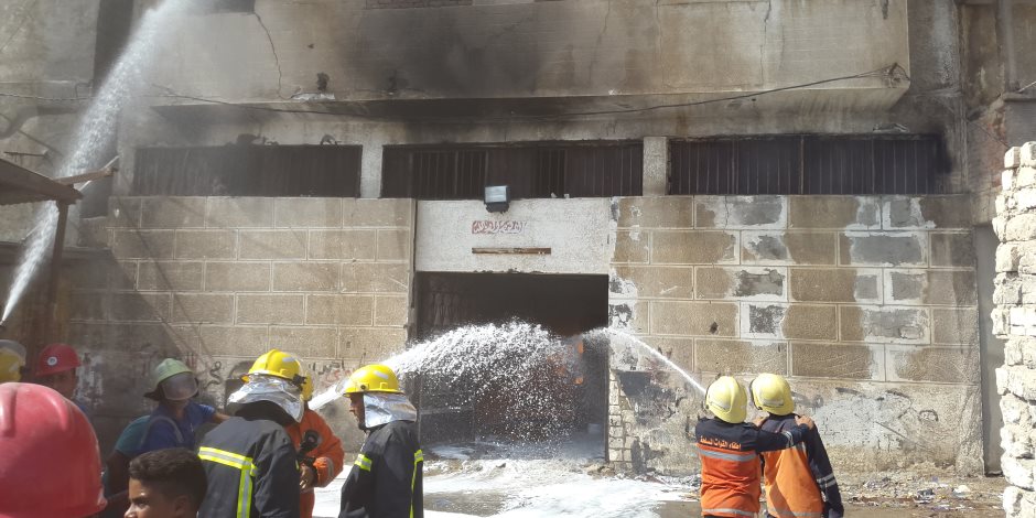 السيطرة على حريق داخل مخزن أدوات كهربائية في كفر طهرمس دون إصابات 