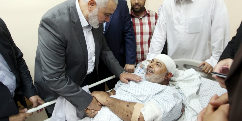 وفد من حماس وفتح يزور قائد الأمن الداخلي في مستشفى شهداء الأقصى (صور)