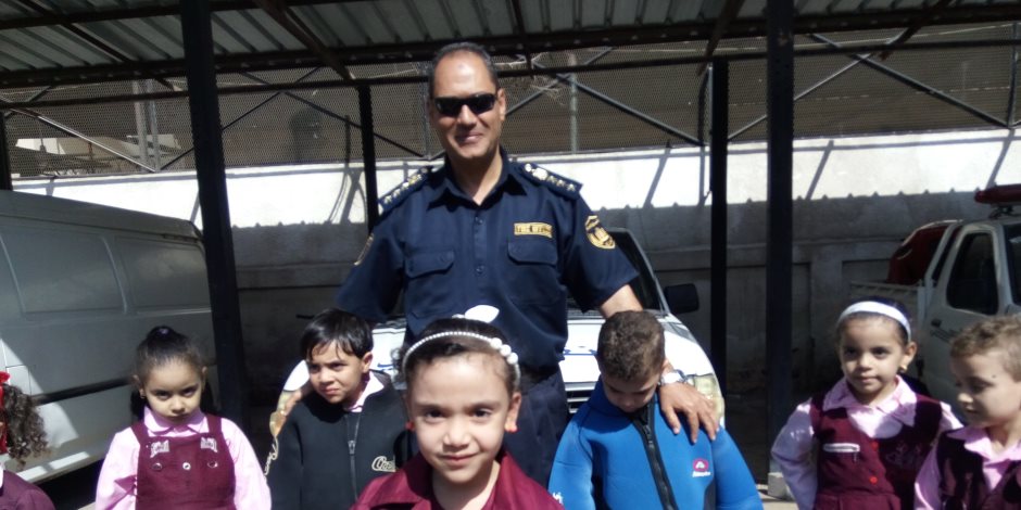 أطفال في زيارة لمواقع شرطية بين ضباط الفيوم (صور)