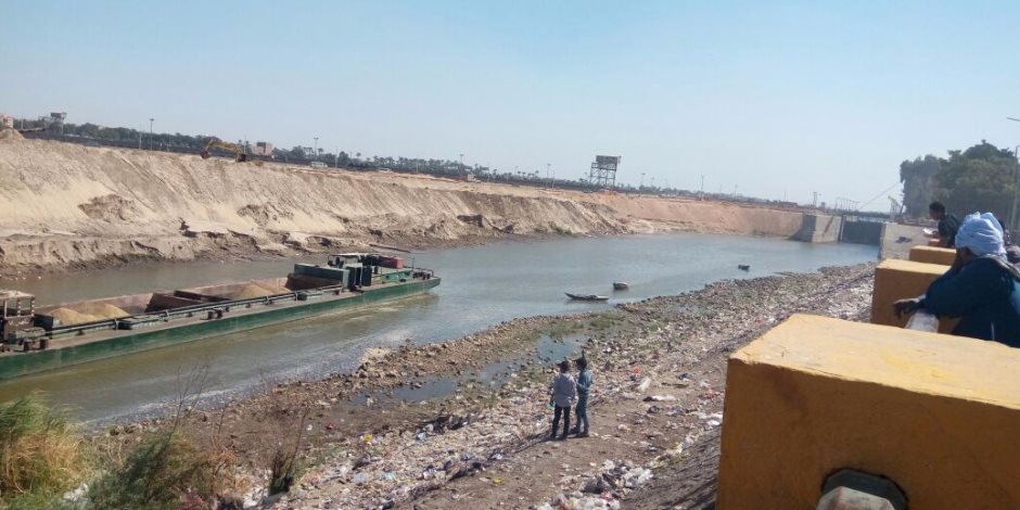 "الري": إنقاذ صندل نهري قبل تسريب حمولة فوسفات في النيل (صور)