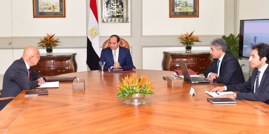 الرئيس السيسي يستعرض الخطط المستقبلية لتطوير الطيران المصري 