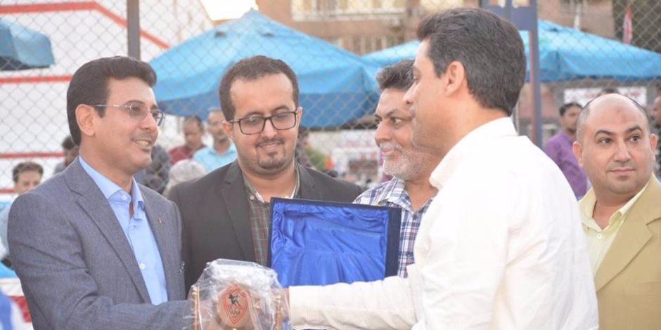 حسين السيد يهدي السفير اليمني درع الزمالك