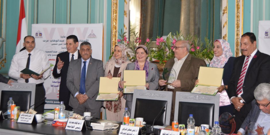 جامعة عين شمس تكرم الفائزين في مسابقة أفضل كلية ومركز 