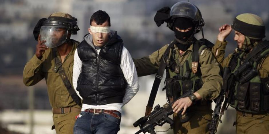 الاحتلال يعتقل شابين فلسطينيين فى تل أبيب بذريعة حيازة سكين