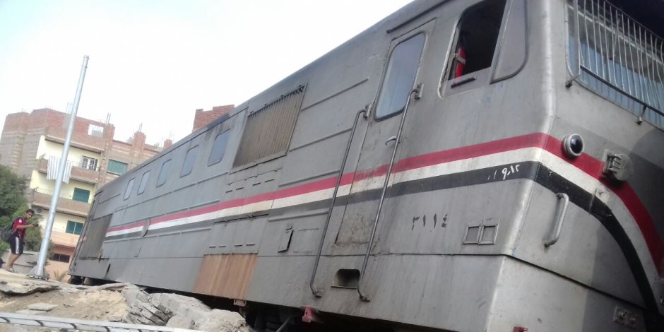 توقف حركة قطارات "القاهرة - الزقازيق" بعد خروج قطار عن القضبان بقليوب (صور)