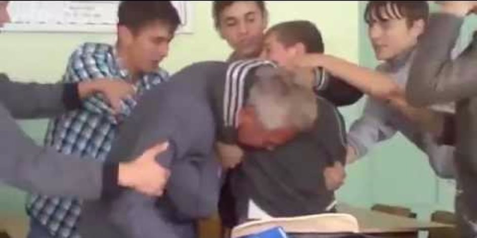 طلاب آخر زمن.. تلميذ يضرب معلمه بعد أن استدعى ولي أمره