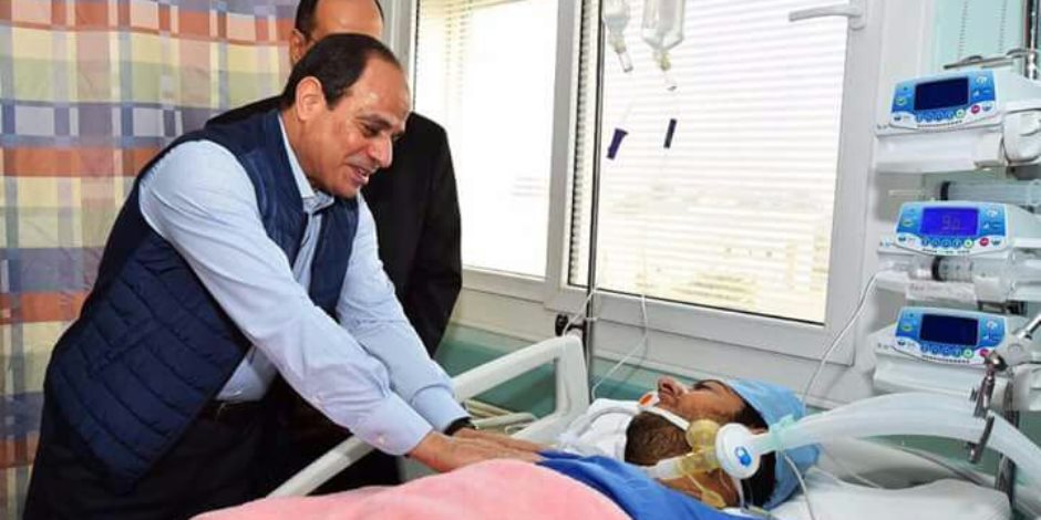 الرئيس السيسي يزور النقيب محمد الحايس فى المستشفى (صور)