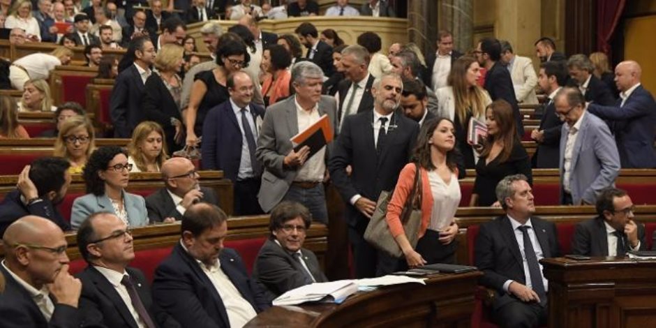 قادة كتالونيا يحذرون من خطورة رفض رئيس الإقليم المقال العودة إلى إسبانيا
