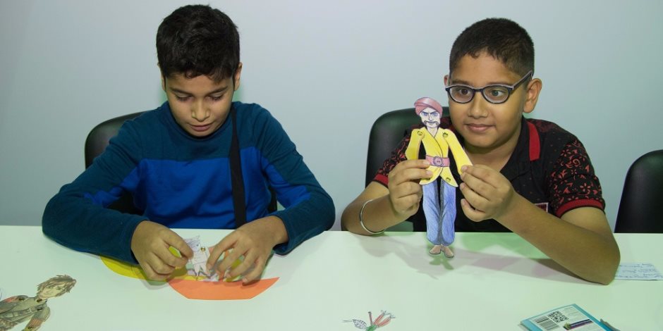 فنانة إيطالية تعلم الأطفال في معرض الشارقة الدولي للكتاب صناعة الدمى المتحركة