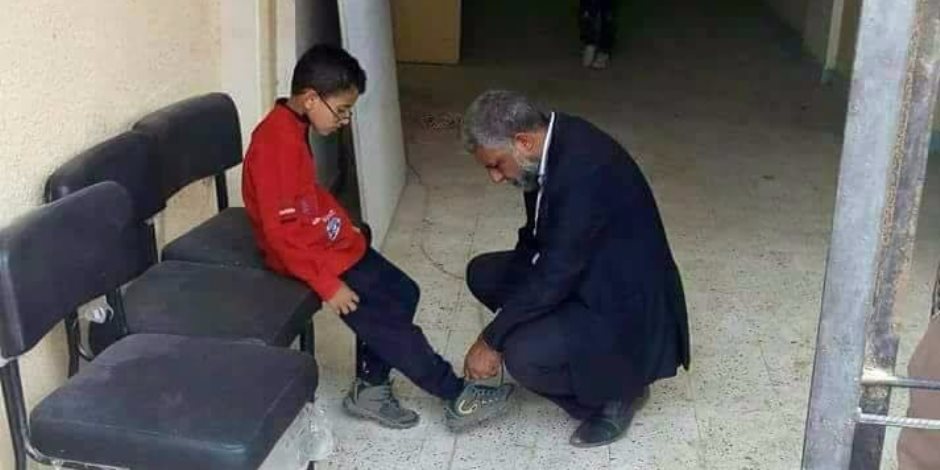 مدير مدرسة بحلوان يربط الحذاء لأحد طلابه.. والمعلمون: نموذج يحتذى به 