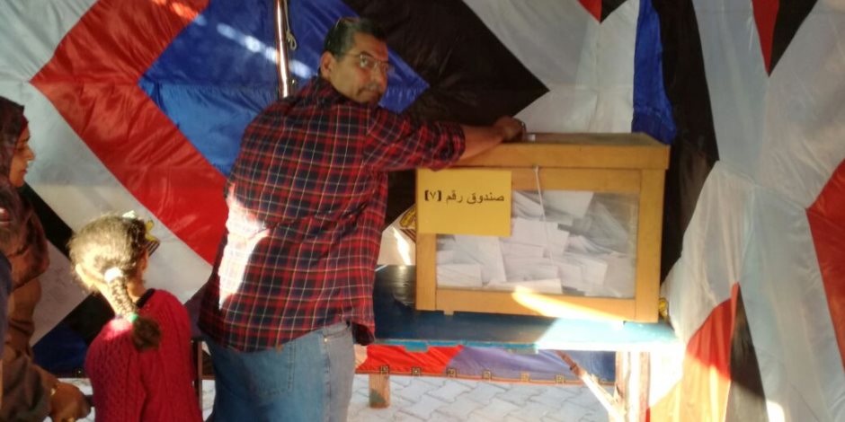 والد النجم أحمد حجازي يدلي بصوته في انتخابات نادي الإسماعيلي (صور)