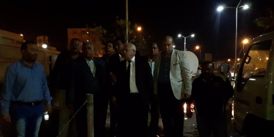 محافظ بورسعيد يتفقد رفع تراكمات مياه الأمطار في بعض الشوارع .. ويعنف رؤساء الأحياء  "صور" 