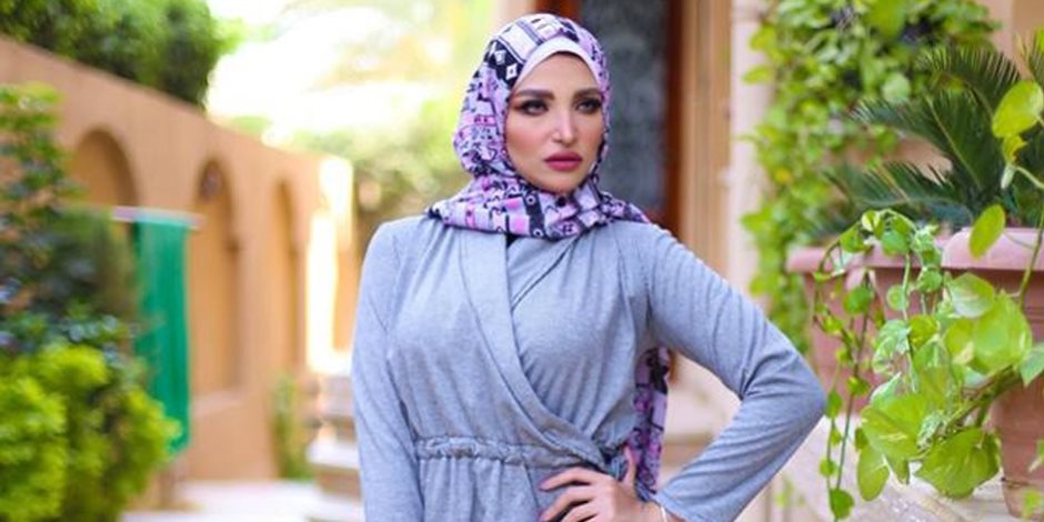 مصممة الأزياء رحاب رمضان تطلق مجموعة شتوية من الكارديجان والفستان 