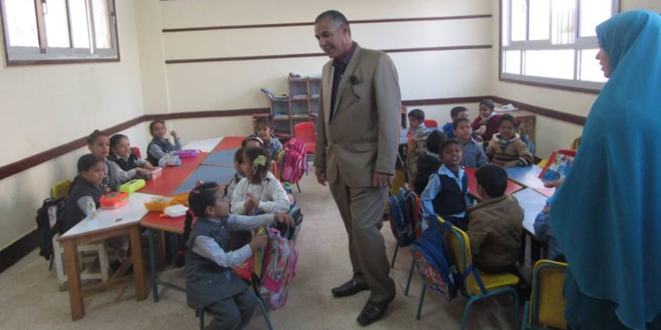 رئيس مدينة ابو رديس يتفقد المدارس ويؤدى تحية العلم مع الطلاب "صور"