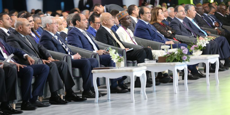 الرئيس السيسي يكرم النماذج المضيئة في ختام منتدى شباب العالم