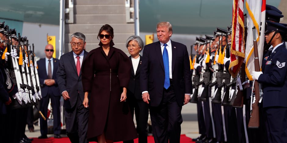 ترامب يصل إلى كوريا الجنوبية لمحادثات بشأن الأزمة النووية والتجارة