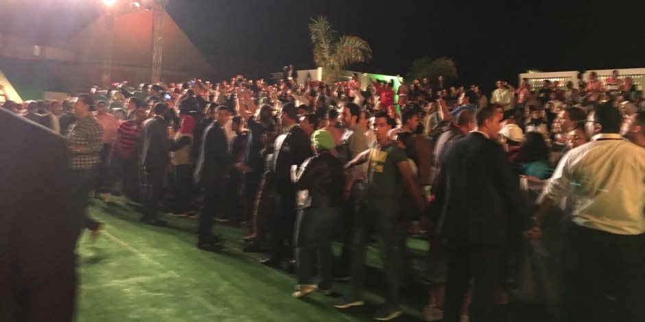 الرئيس السيسي يشارك الشباب في حفل إحدى المناطق السياحية بشرم الشيخ