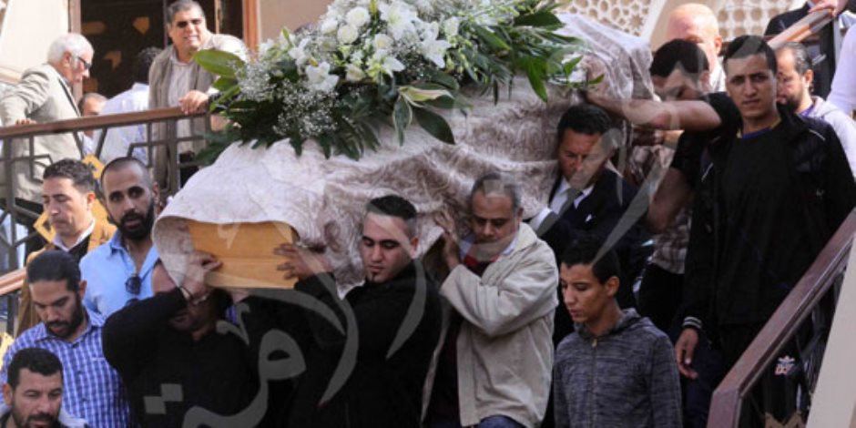 نجوم الفن والإعلام يشاركون في تشييع جنازة والدة عباس أبو الحسن (صور)