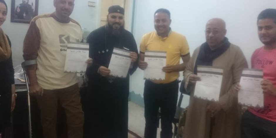 راعي كنيسة أبو فام بالمنيا والعاملين يوقعون على استمارة "علشان تبنيها"