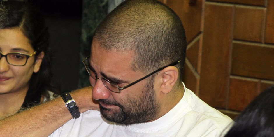 النقض في حيثيات حبس علاء عبد الفتاح: حمل سكين مدون عليه "أنا ضد الحكومة"