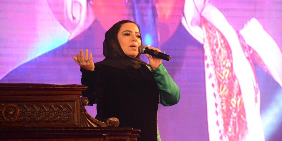 لأول مرة.. مطربة سعودية تغني فوق مسرح في المملكة
