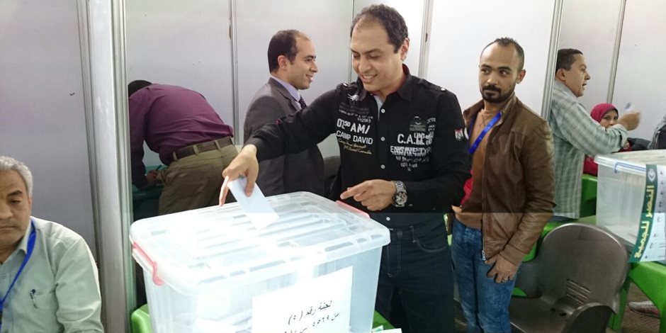 انتخابات نادي النصر.. عمرو عبد الحق يدلى بصوته (صور) 