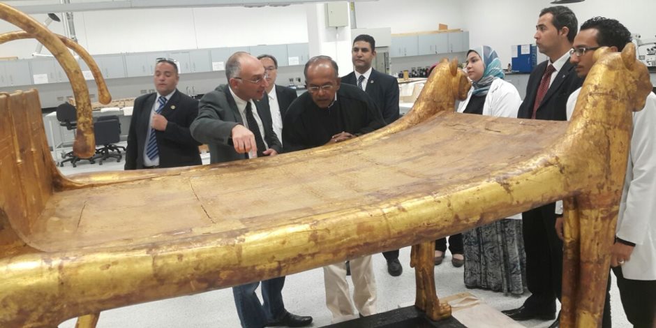 وزير الداخلية والعدل بسنغافورة يزور المتحف المصري الكبير (صور)