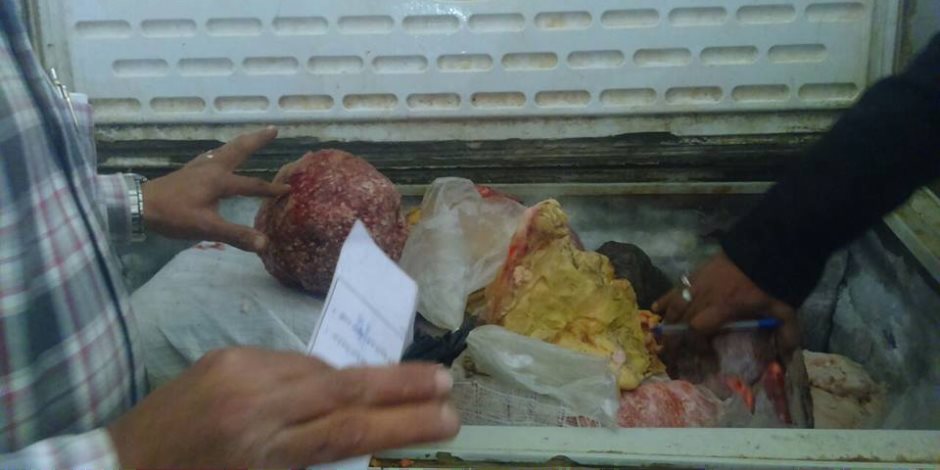 ضبط 50 عبوة للحوم منتهية الصلاحية و90 دجاجة نافقة قبل بيعها للجمهور بسوهاج
