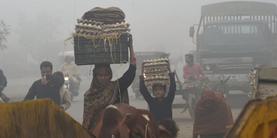 موجه ضباب دخانى تغطى سماء باكستان (صور)