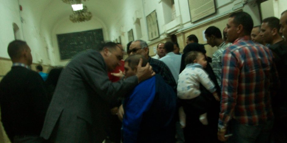 رئيس حي الجمرك يلتقي سكان العقار المائل باللبان في الإسكندرية