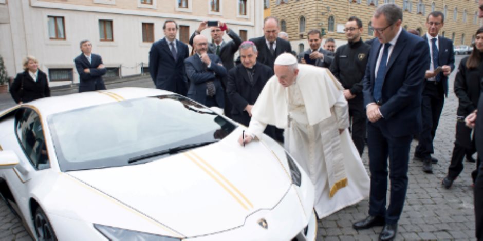 بابا الفاتيكان يتبرع بسيارته المبروجيني لصالح ضحايا داعش 