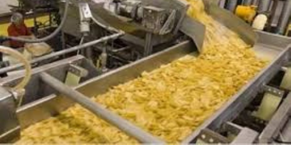 مدير مصنع يجمع 8 أطنان زيت طعام جمعها من مصانع الشيبسي لإعادة بيعها