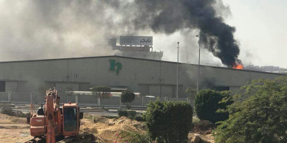 نيابة أكتوبر تفحص أسباب حريق مصنع ورق بالمنطقة الصناعية الثالثة