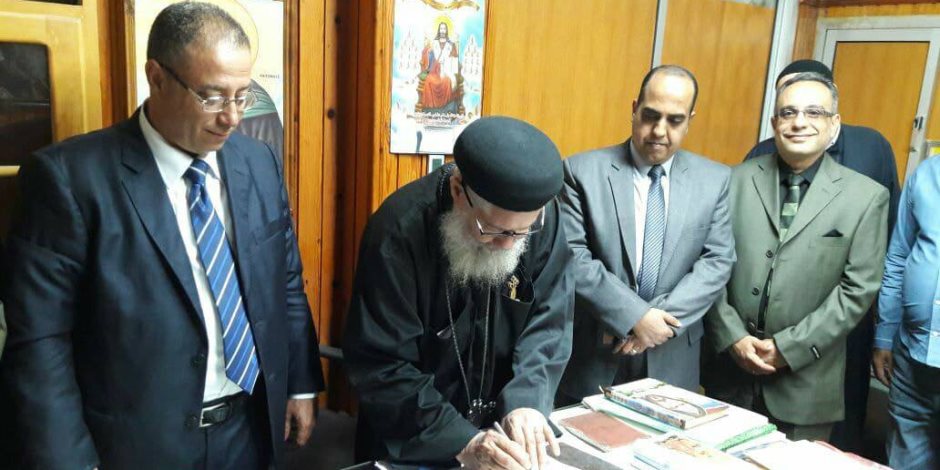 القمص أنطونيوس ميلاد راعي كنيسة العذراء مريم بالسويس يوقع استمارة "علشان تبنيها" (صور)