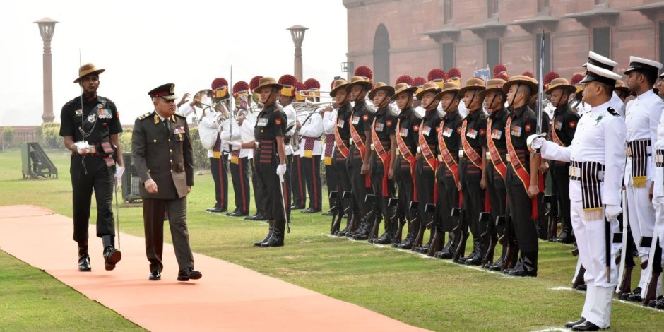 وزير الدفاع يعود إلى أرض الوطن بعد زيارة رسمية للهند (صور) 