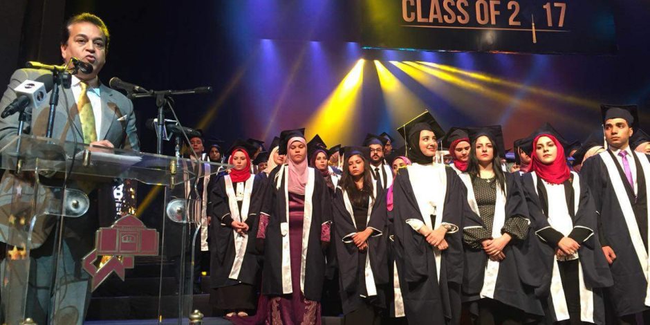 وزير التعليم العالي خلال حفل تخرج جامعة النهضة: شبابنا لا ينقصهم إلا مزيد من الثقة (صور)