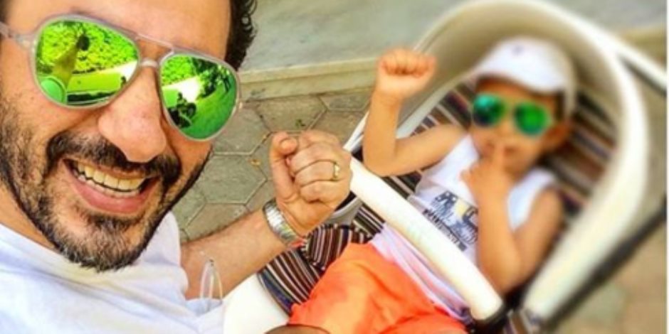 أحمد حلمي يعيد نشر صورة له مع ابنه في عيد ميلاده