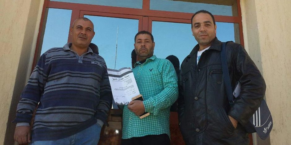 رئيس محطة كهرباء أولاد صقر يوقع على استمارة "علشان تبنيها" (صور) 