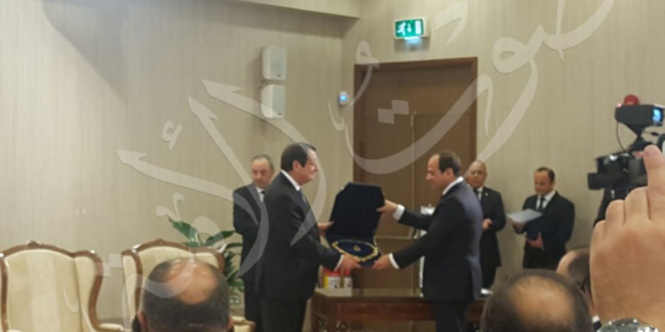 الرئيس السيسي يمنح نظيره القبرصي "قلادة النيل"