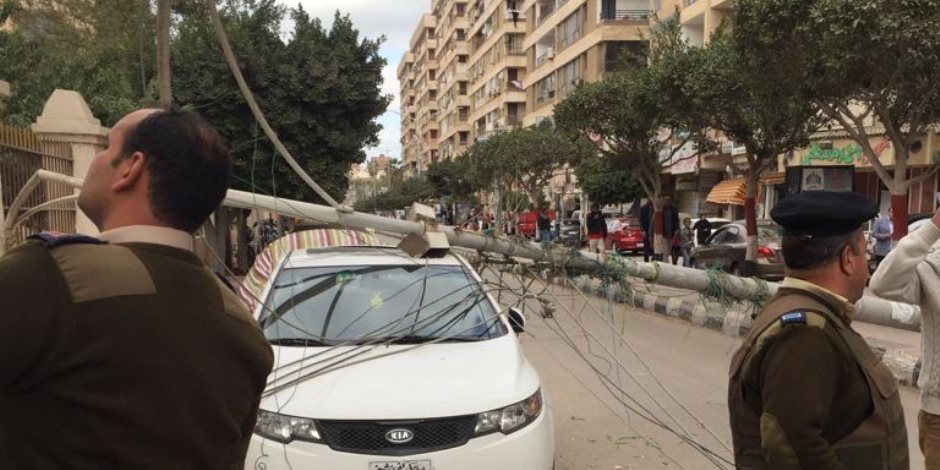 سقوط عمود نور على سيارة بشارع البنوك في كفر الشيخ (الصور)