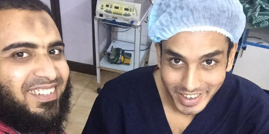 طبيب شاب يجري عملية استئصال 17 ورم من رحم سيدة في كفر الشيخ (صور)