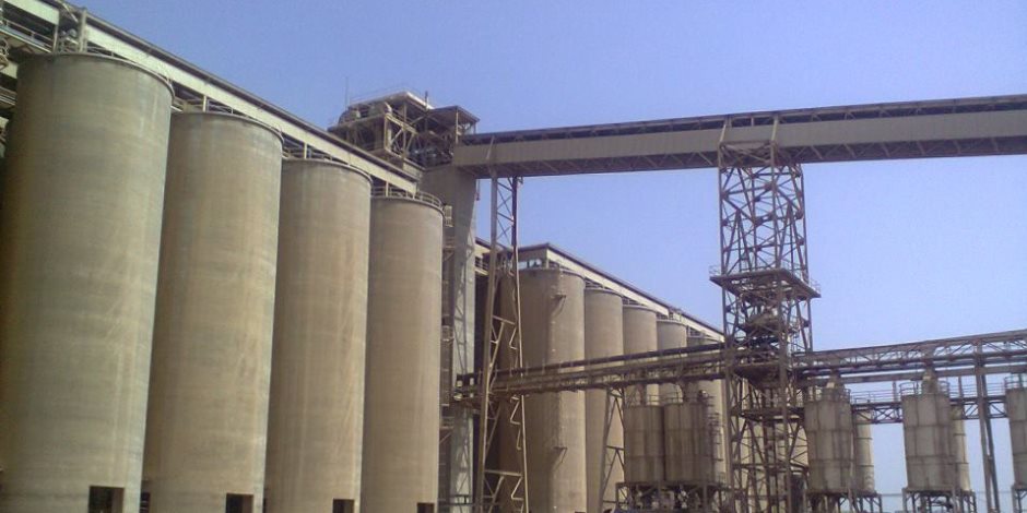  مصرع وإصابة 13 عمال إثر سقوط آلة حادة بمصنع أسمنت في وسط سيناء