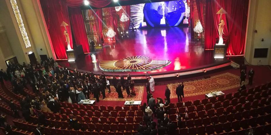  الحضور يغادر القاعة بمهرجان القاهرة السينمائي قبل عرض فيلم الافتتاح (صور)